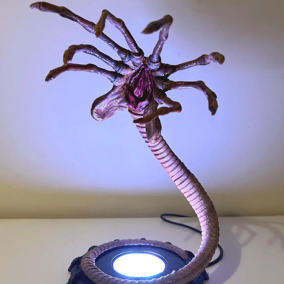 Lampka nocna Alien Facehugger, – Home Decor Lighting recenzja i cena