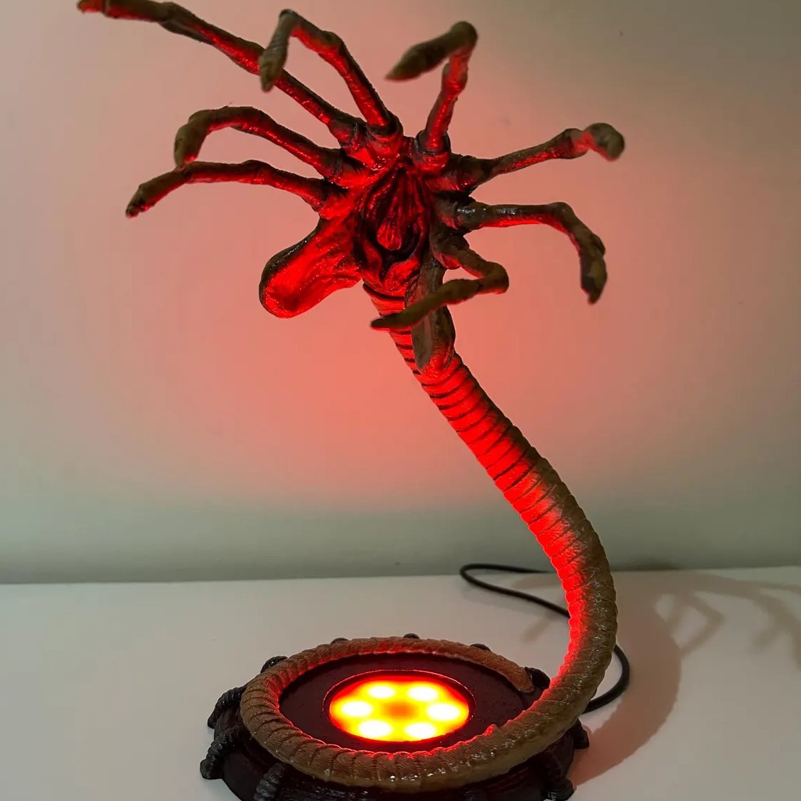 Lampka nocna Alien Facehugger, – Home Decor Lighting recenzja i cena